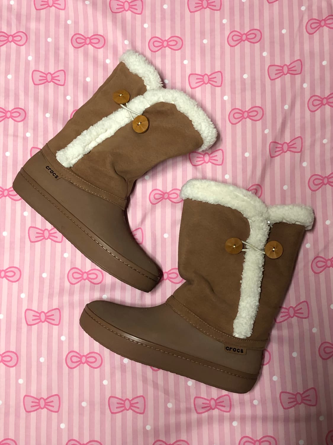 크록스 스웨이드 코코아 양털 버튼 부츠 상품이미지1