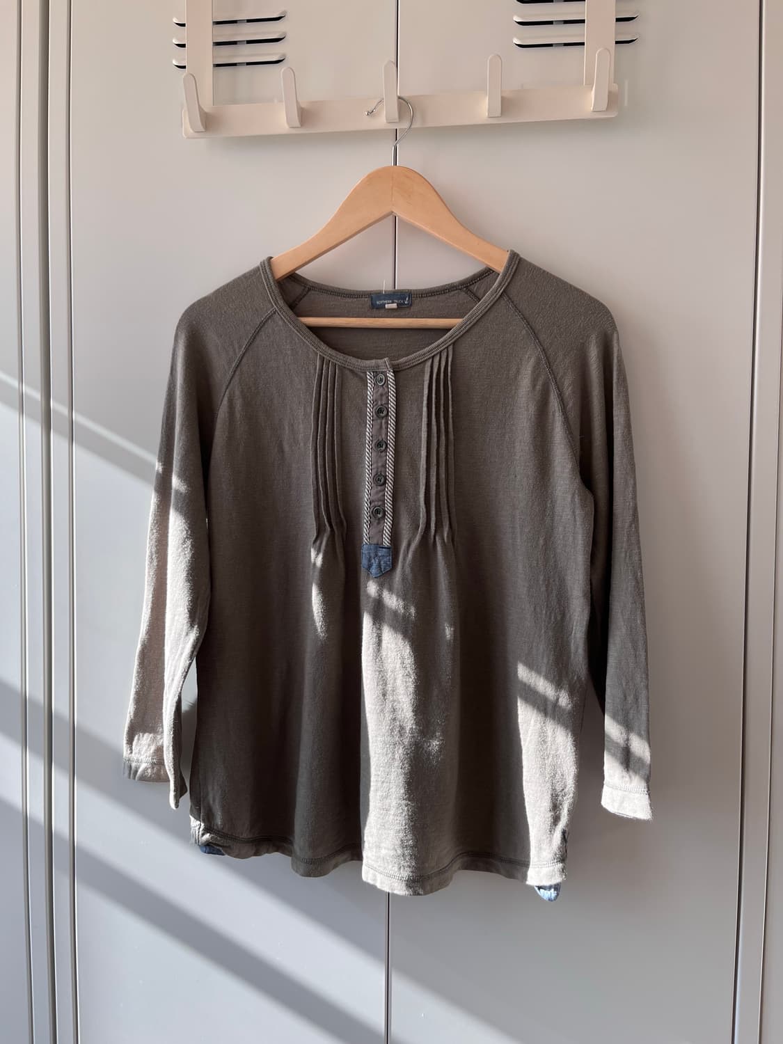 Northern truck 카키 핀턱 단추 롱 슬리브 상품이미지4