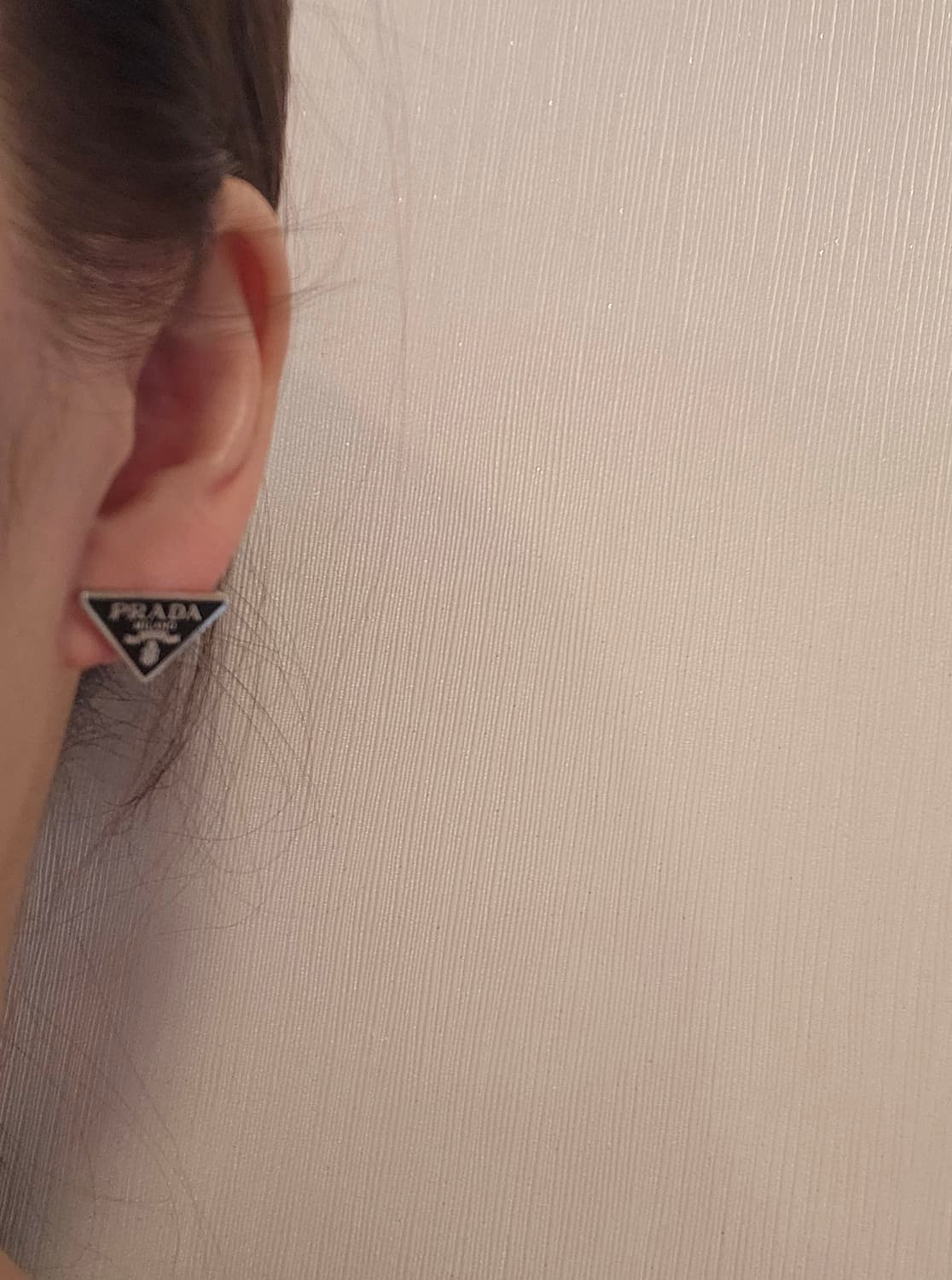 프라다 업사이클링 삼각로고 미니 귀걸이 블랙 상품이미지7