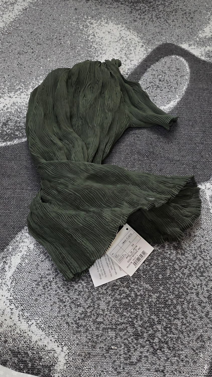 [택채 새상품] 이세이 미야케 시폰 트위스트 3 탑 나이트 그린 상품이미지6