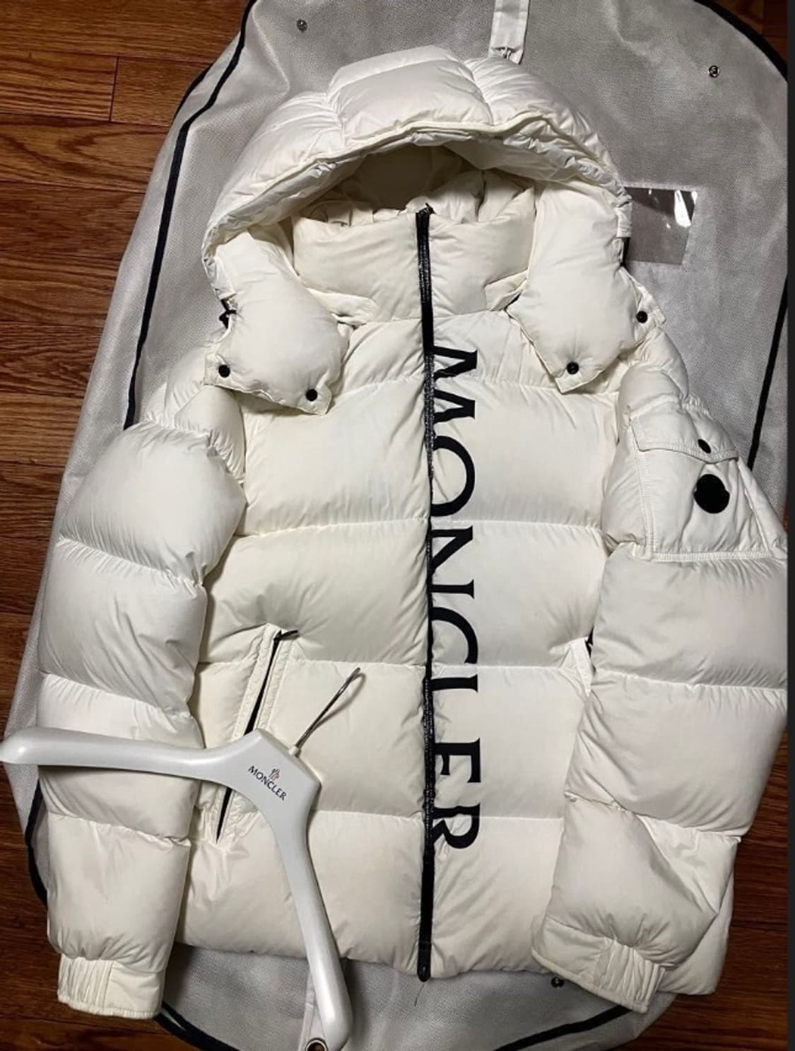 [정품] 몽클레어 화이트 빅로고 구스다운 XXL 상품이미지1
