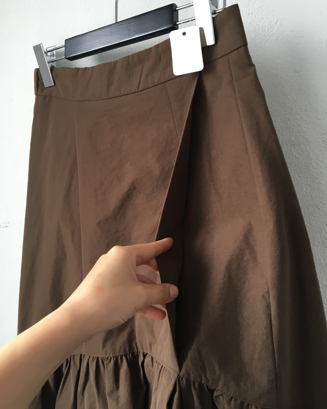 Unbalanced glossy skirt 상품이미지3