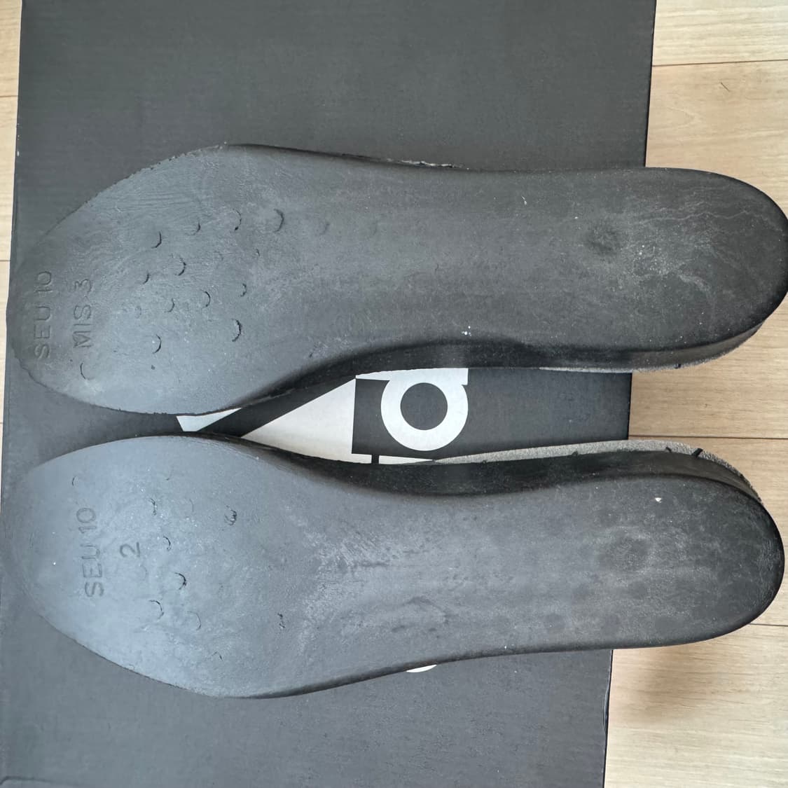 지방시 모뉴멘탈 멜로우 스니커즈 상품이미지8