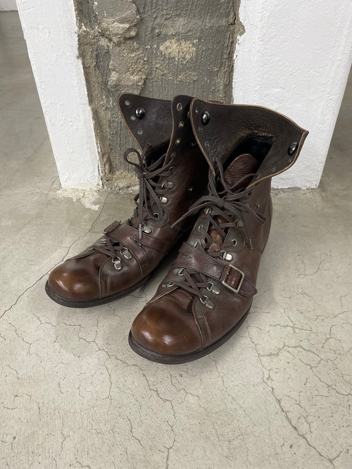 캐서린 햄넷 런던 투웨이 벨티드 레더 부츠 상품이미지3