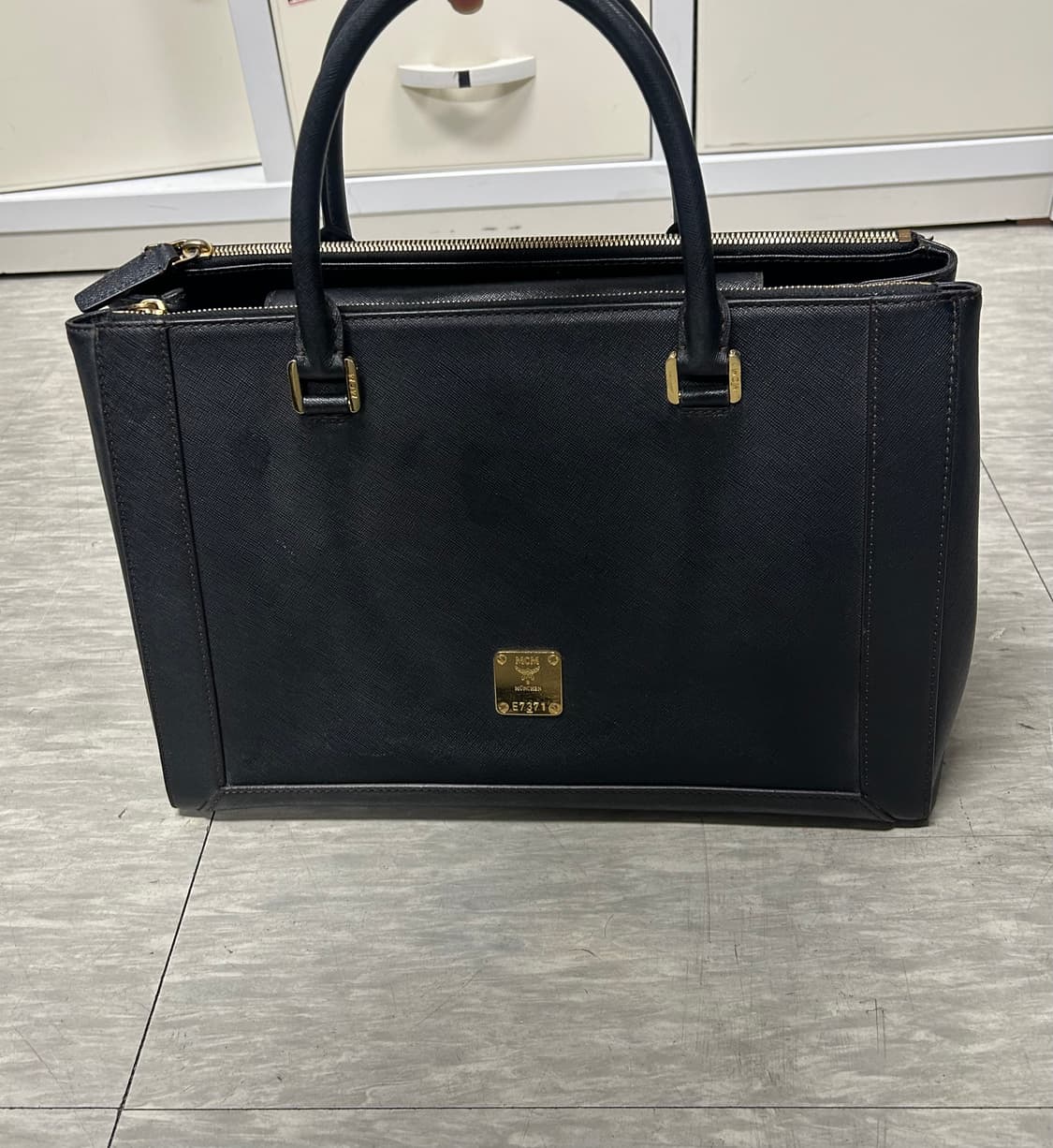 MCM 블랙 사피아노 레더 토트백 상품이미지1