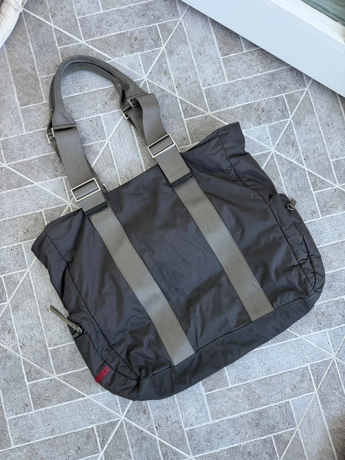 00‘s 프라다 스포츠 그레이 토트백 상품이미지2