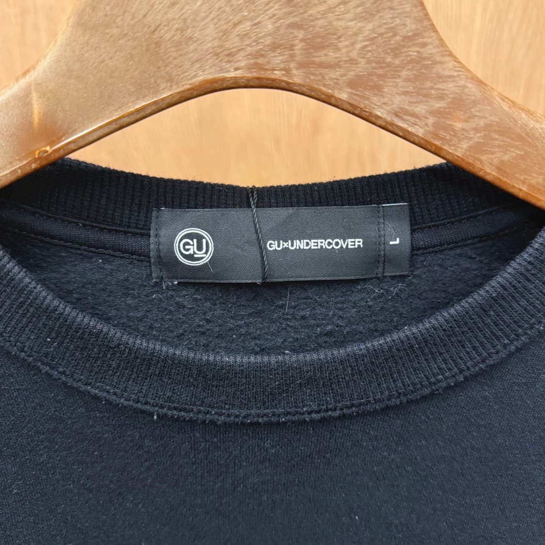 GU X UNDERCOVER 크루넥 맨투맨 그래픽 프린트 디테일 블랙 상품이미지6