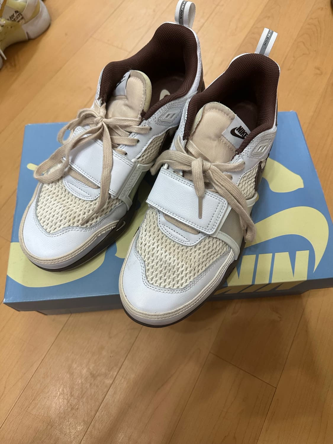 [290]나이키 x 트래비스 스캇 줌 필드 잭스 상품이미지1