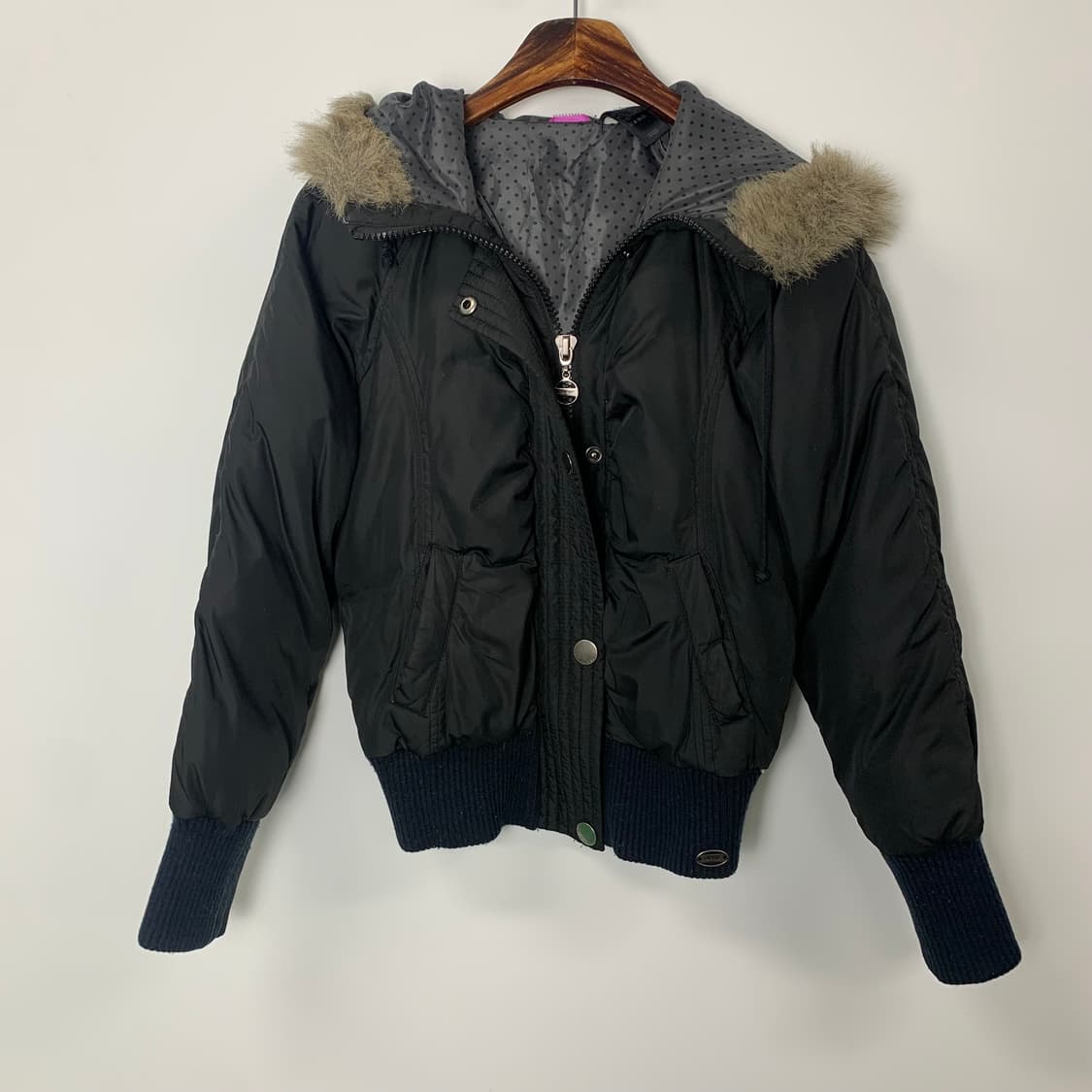 DKNY 블랙 울프죠 패딩 자켓 상품이미지3