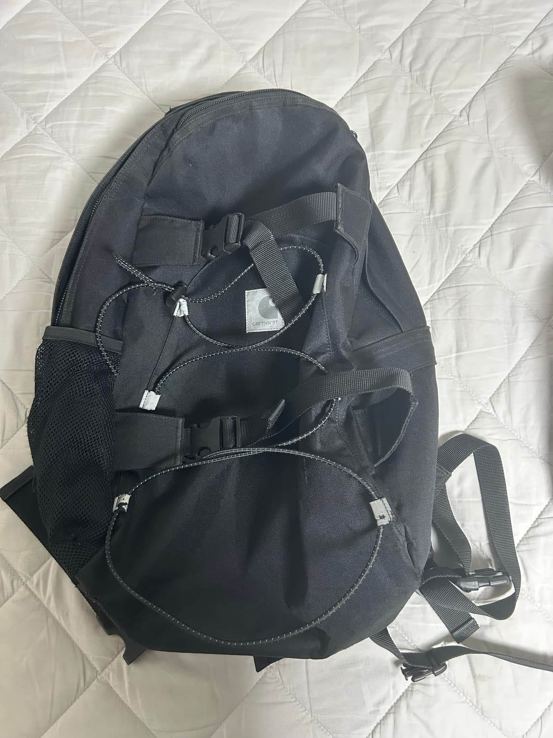 칼하트 킥플립 리플렉티브 백팩 블랙. 상품이미지1