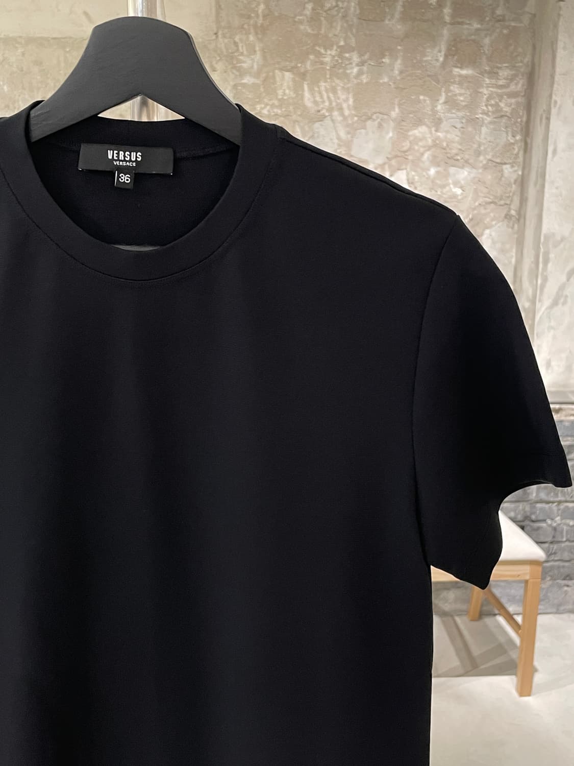 베르수스 베르사체 블랙 헴 골드 로고 클립 레이온 하프티 상품이미지3