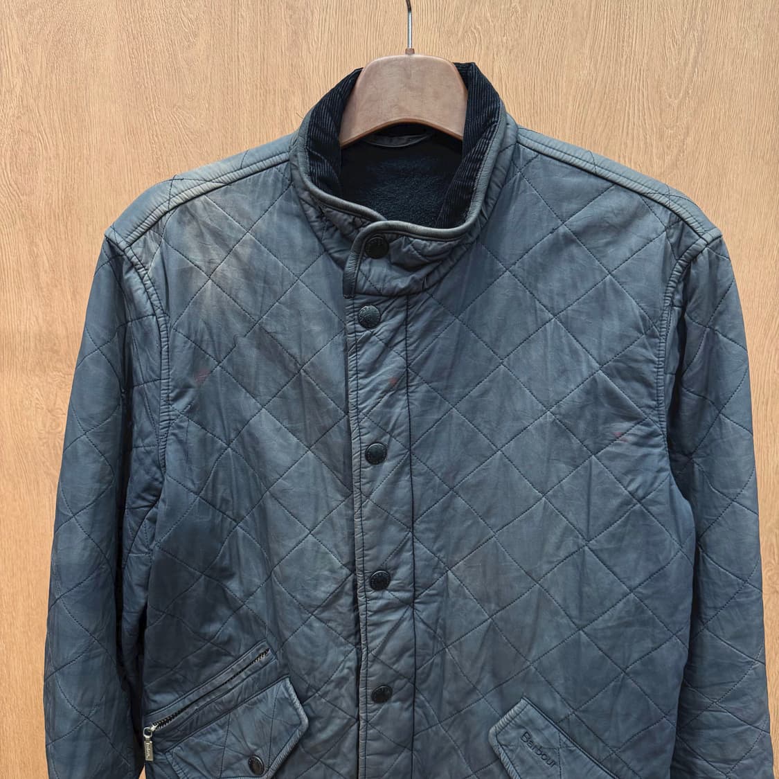 바버 퀄팅 자켓 코듀로이 카라 배색 지퍼 포켓 디테일 레귤러핏 차콜 상품이미지4