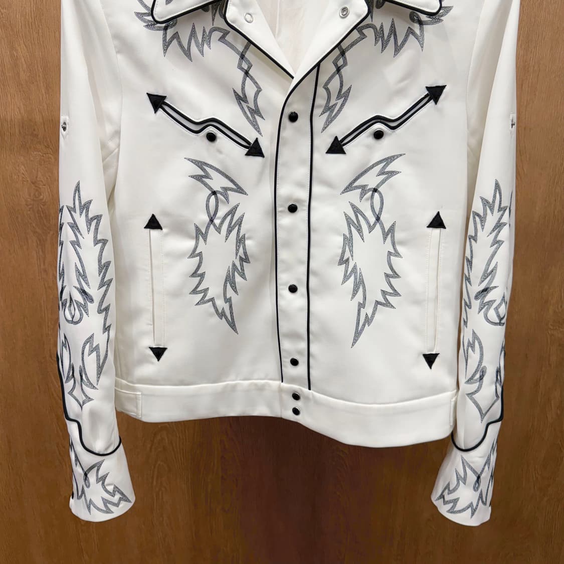 솔로이스트 긴팔 자켓 화살 모티프 자수 웨스턴 스냅 버튼업 디테일 화이트 상품이미지5