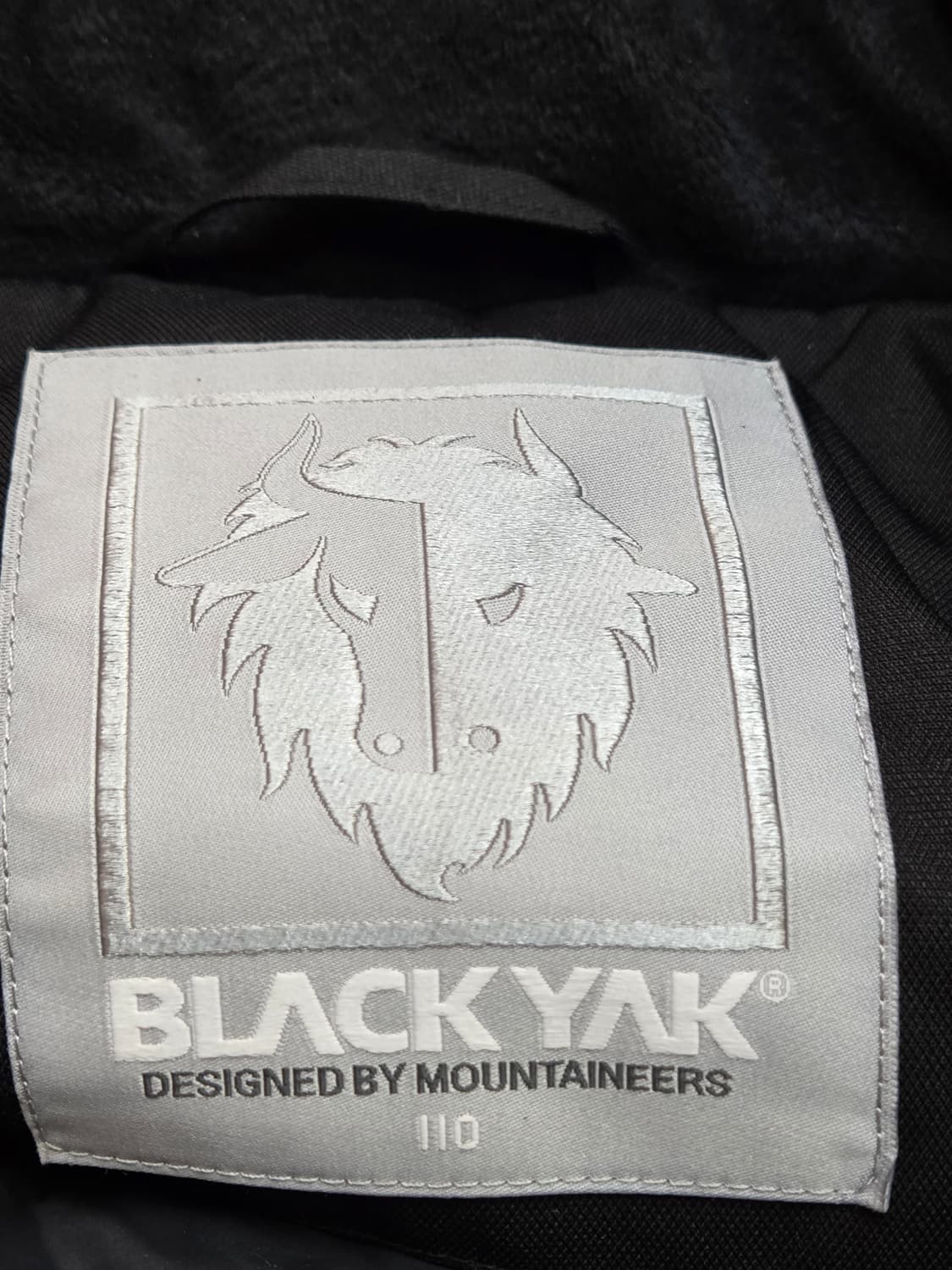 블랙야크 110 사이즈 롱패딩입니다. 블랙 색상이라 어느 옷에나 잘 어울 상품이미지4