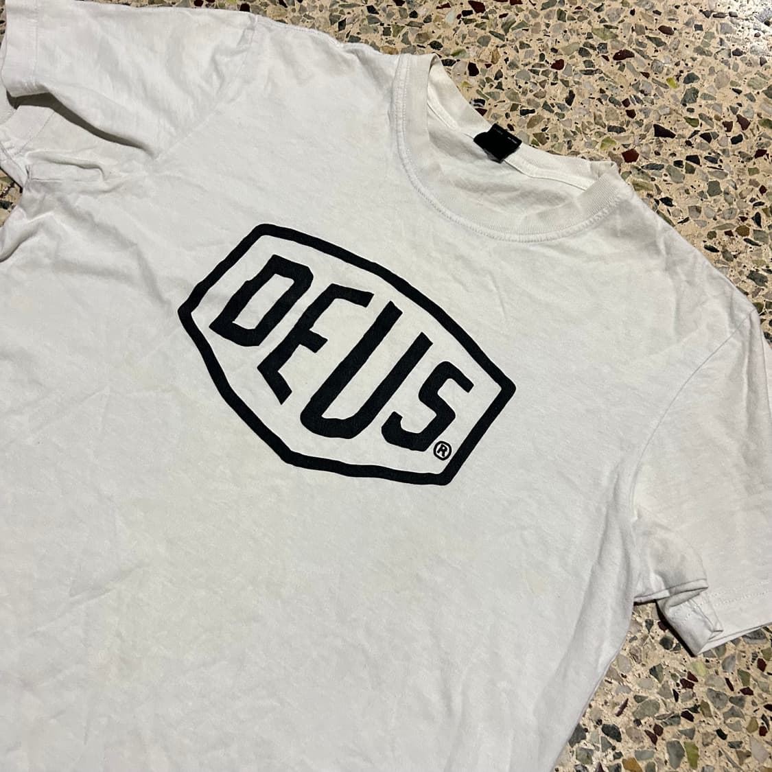 데우스 엑스 마키나 (Deus Ex machina) 데우스 로고 티셔츠 상품이미지2