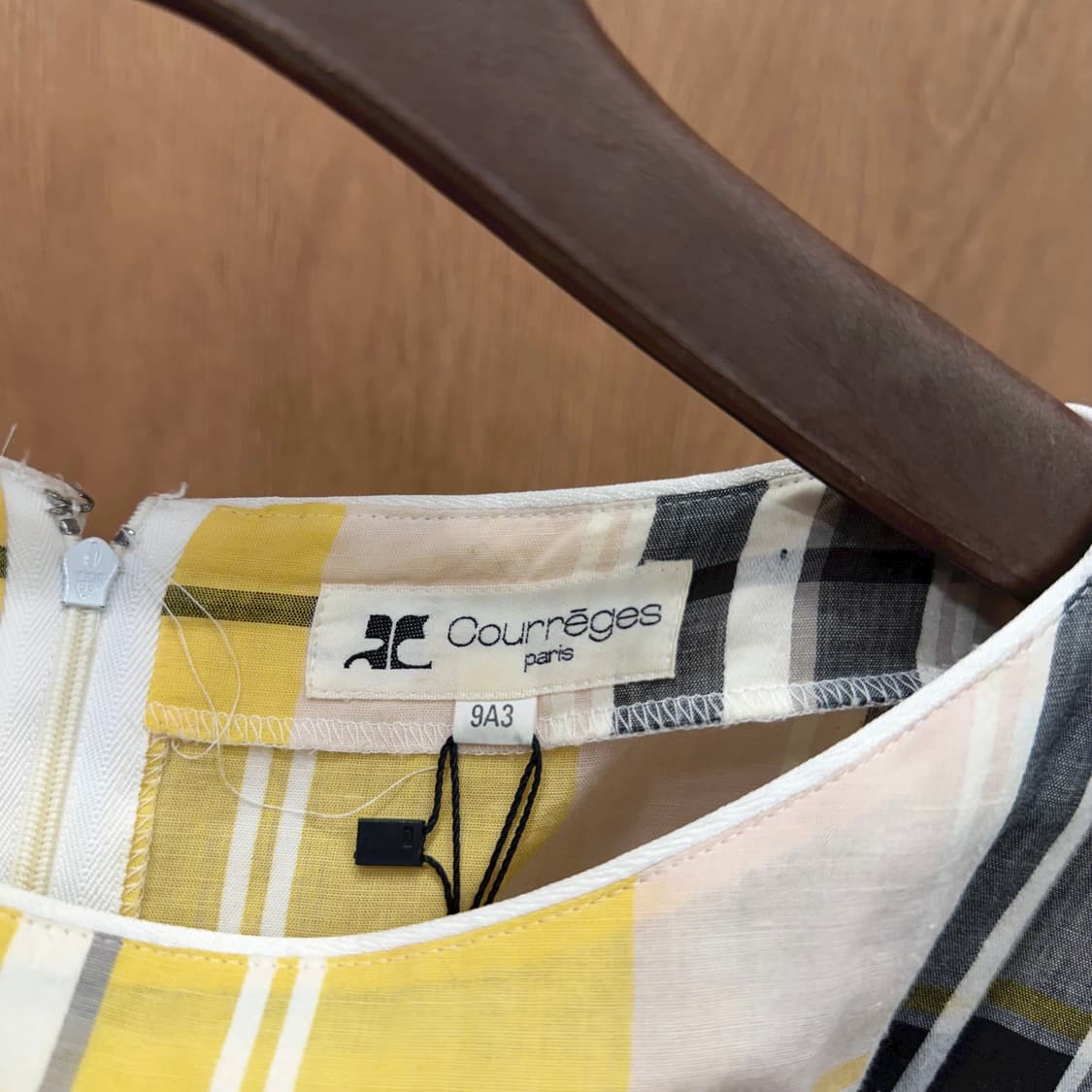 꾸레쥬 라운드넥 슬리브리스 원피스 체크 패턴 숄더 버튼 디테일 옐로우 상품이미지7