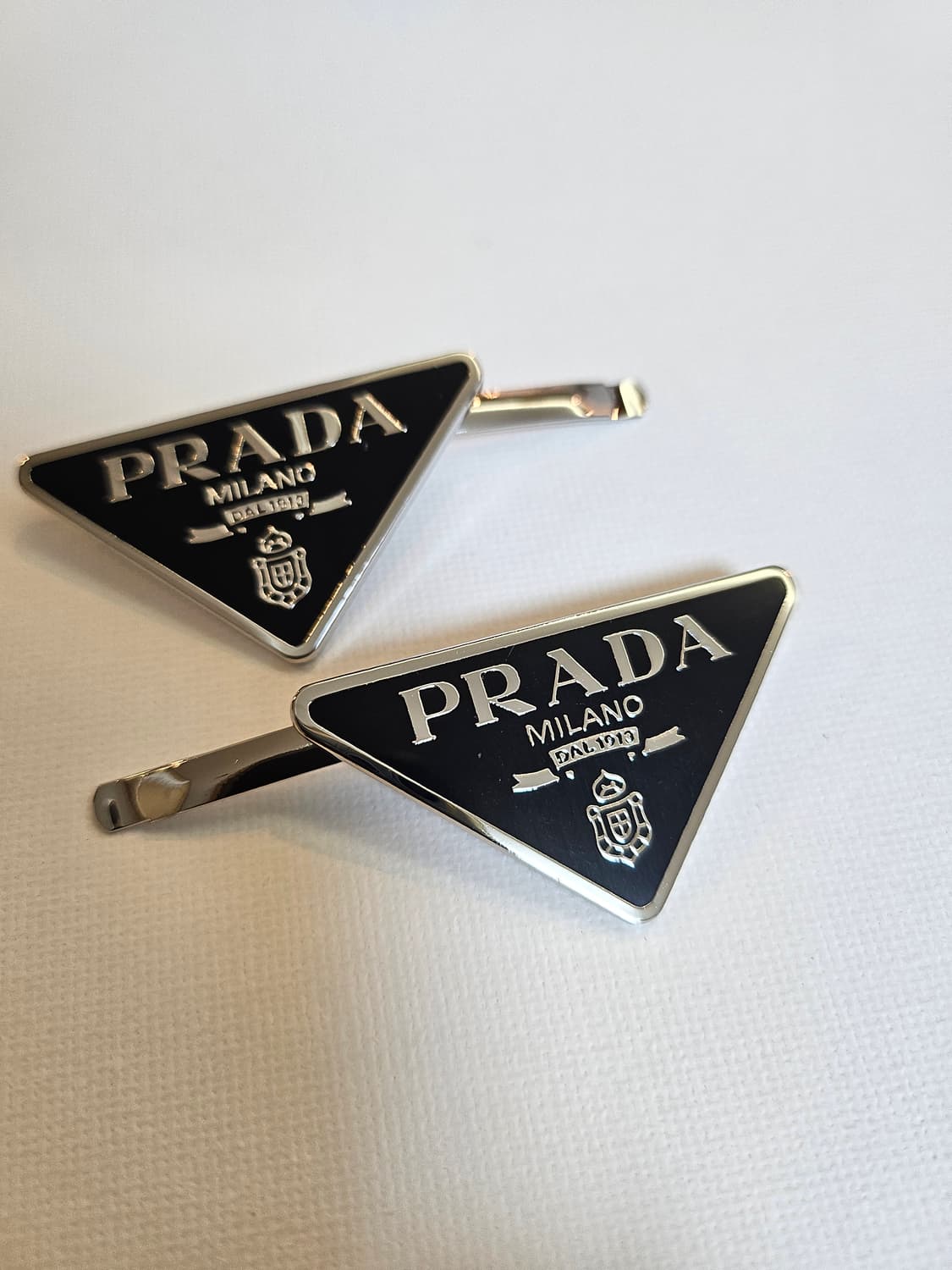 프라다 업사이클링 삼각로고 블랙 헤어핀 상품이미지4