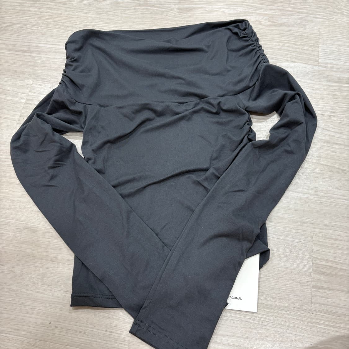 다이애그널 오프숄더 셔링 탑 다크 그레이 상품이미지4