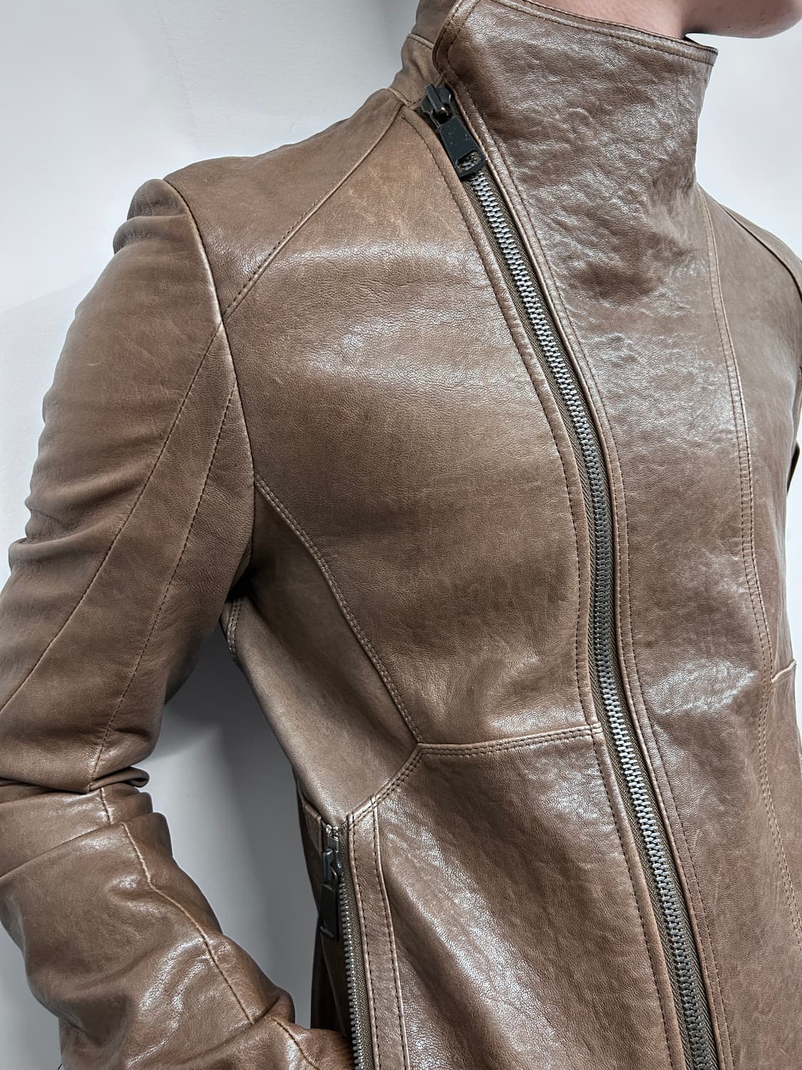 시스템 옴므 사선 하이넥 레더 자켓 상품이미지3