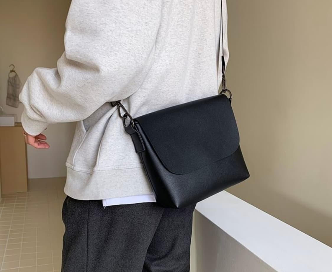 ★미사용 새상품★ 미니멀 블랙 크로스백 / 데일리 가방 / 깔끔한 디자인 상품이미지5