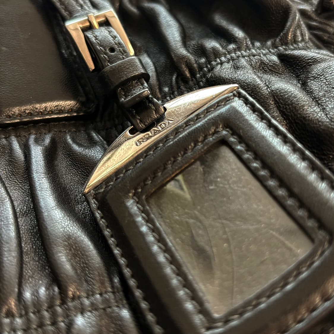 (이체시에눌) 프라다 나파 고프레 블랙 색상 숄더백 상품이미지6