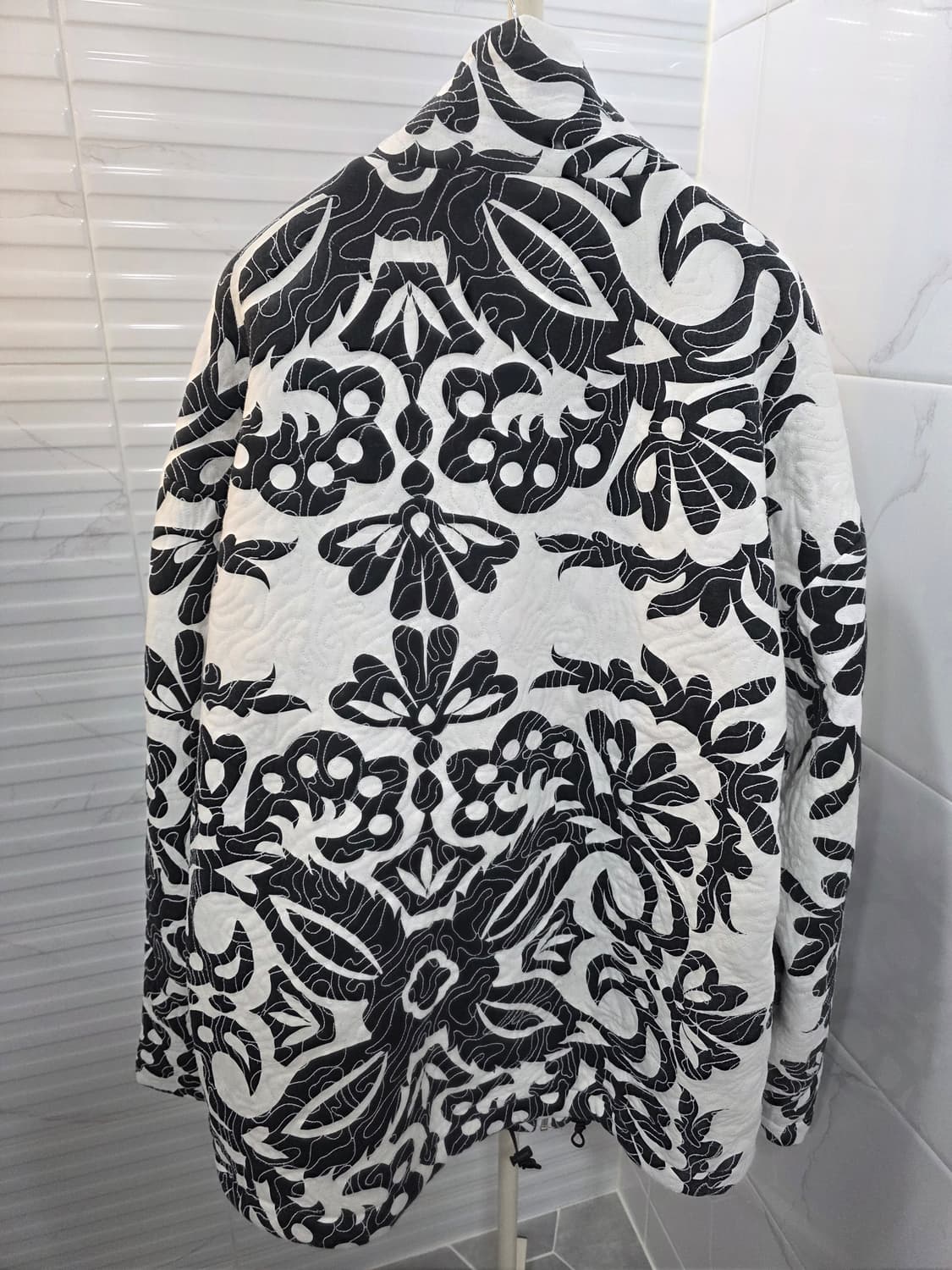 자라 블랙 앤 화이트 패턴  누빔 자켓 상품이미지2