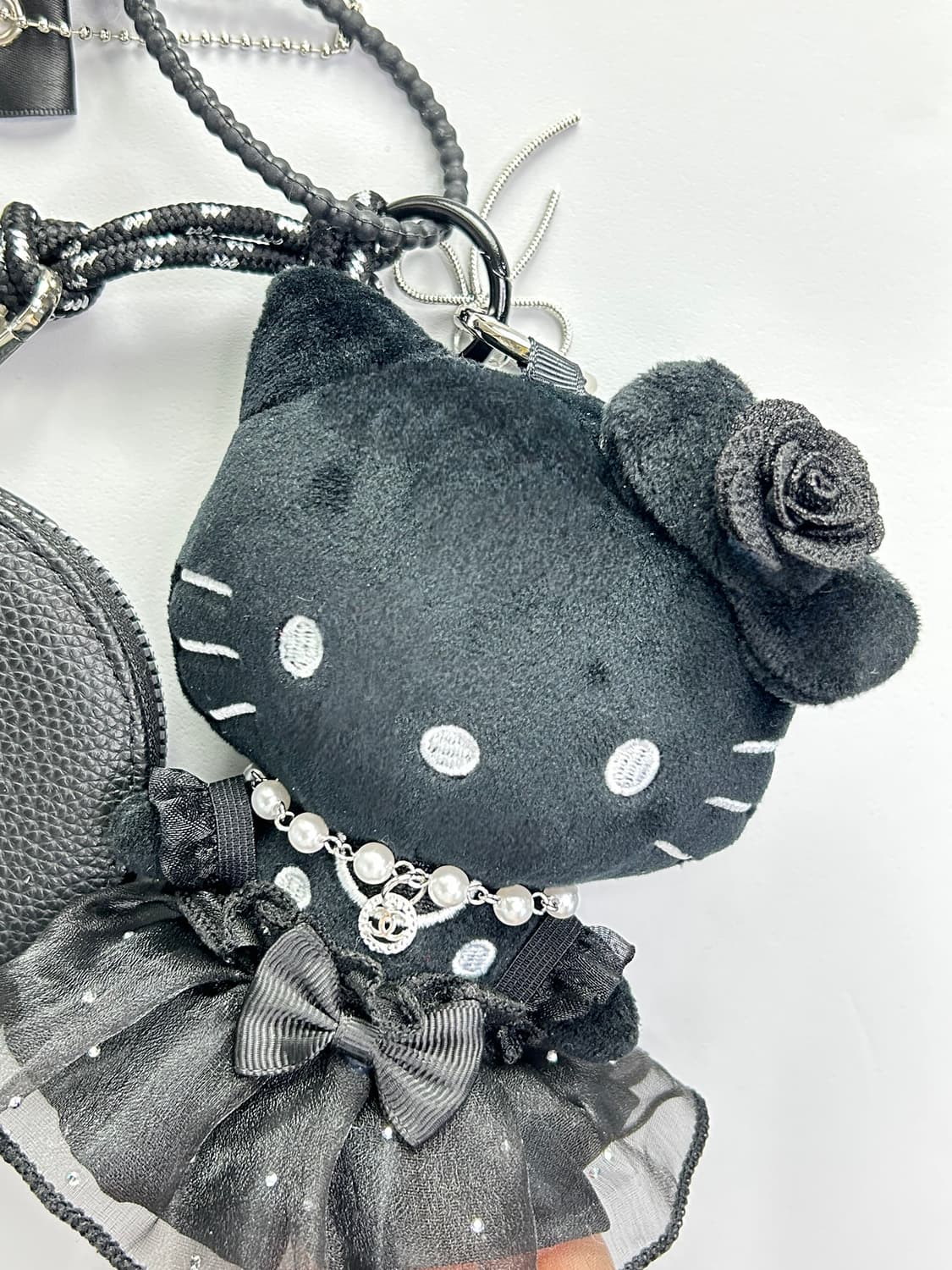 (15) ✨ 블랙벨벳 로즈 키티 커스텀키링 – 시크함의 끝판왕 상품이미지3