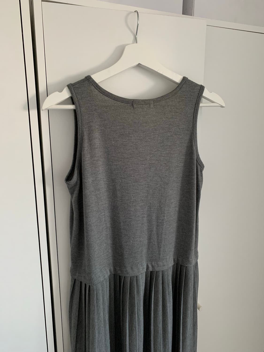 그레이 핀턱 슬리브리스 원피스 상품이미지7