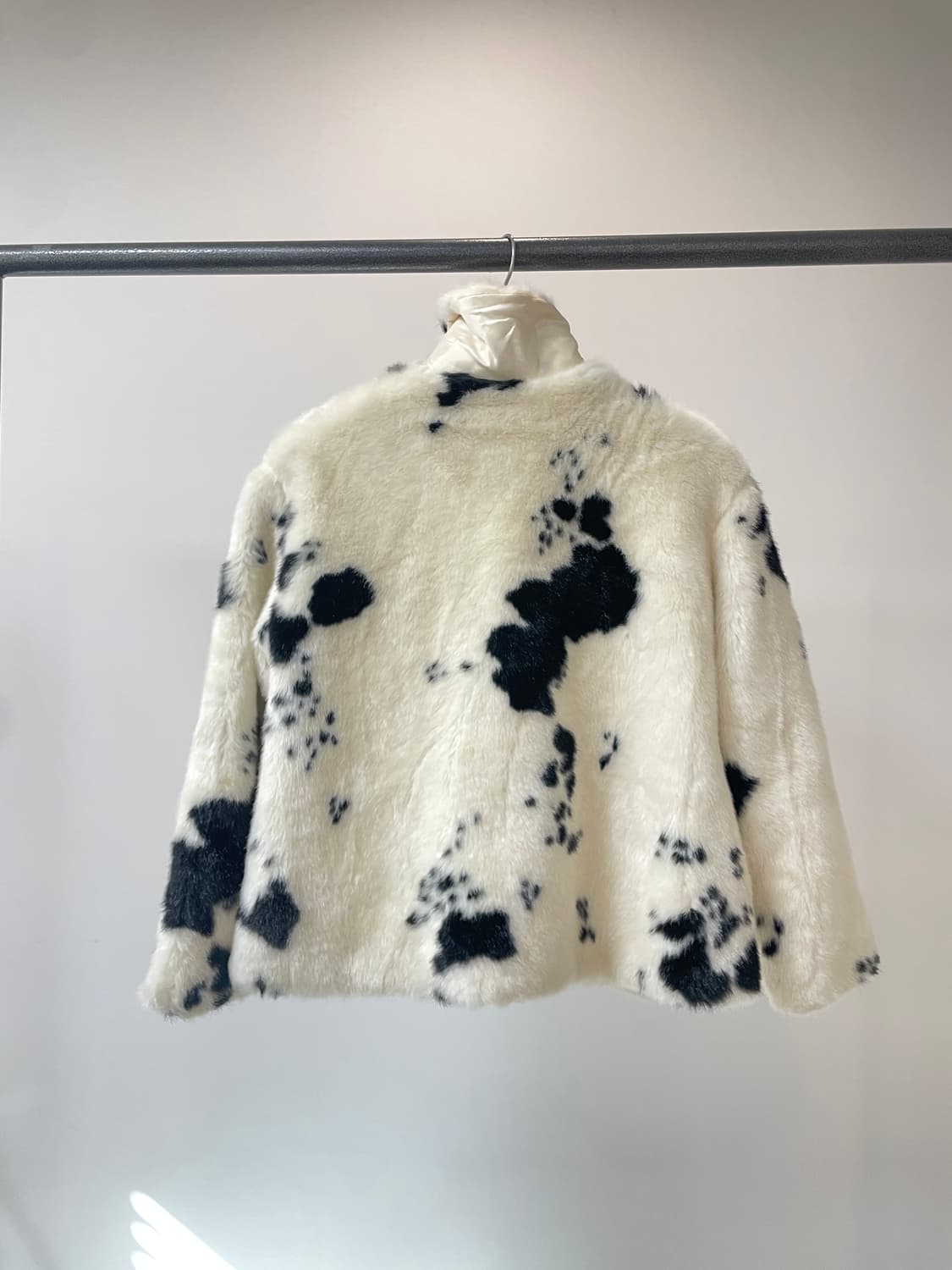 unene 유네네 에코 퍼 젖소패턴 카라 자켓 상품이미지3