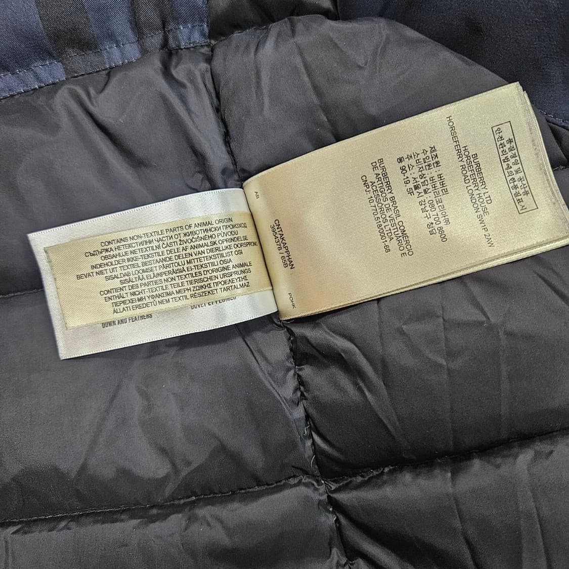 버버리(Burberry) 3954378 네이비 벨티드 덕다운 롱패딩 상품이미지8