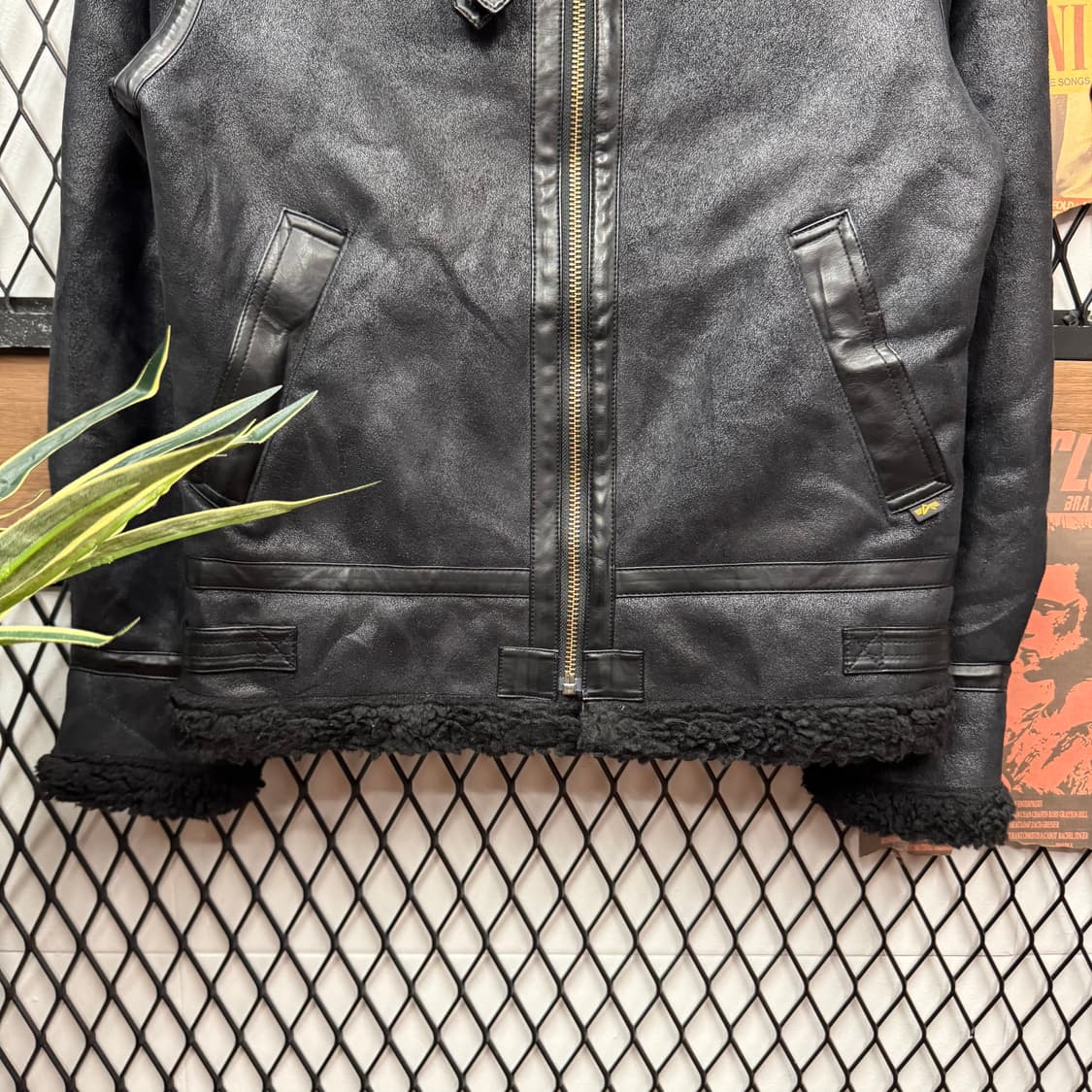 알파인더스트리 B-3 레더자켓 퍼카라 디테일 레귤러핏 블랙 상품이미지4