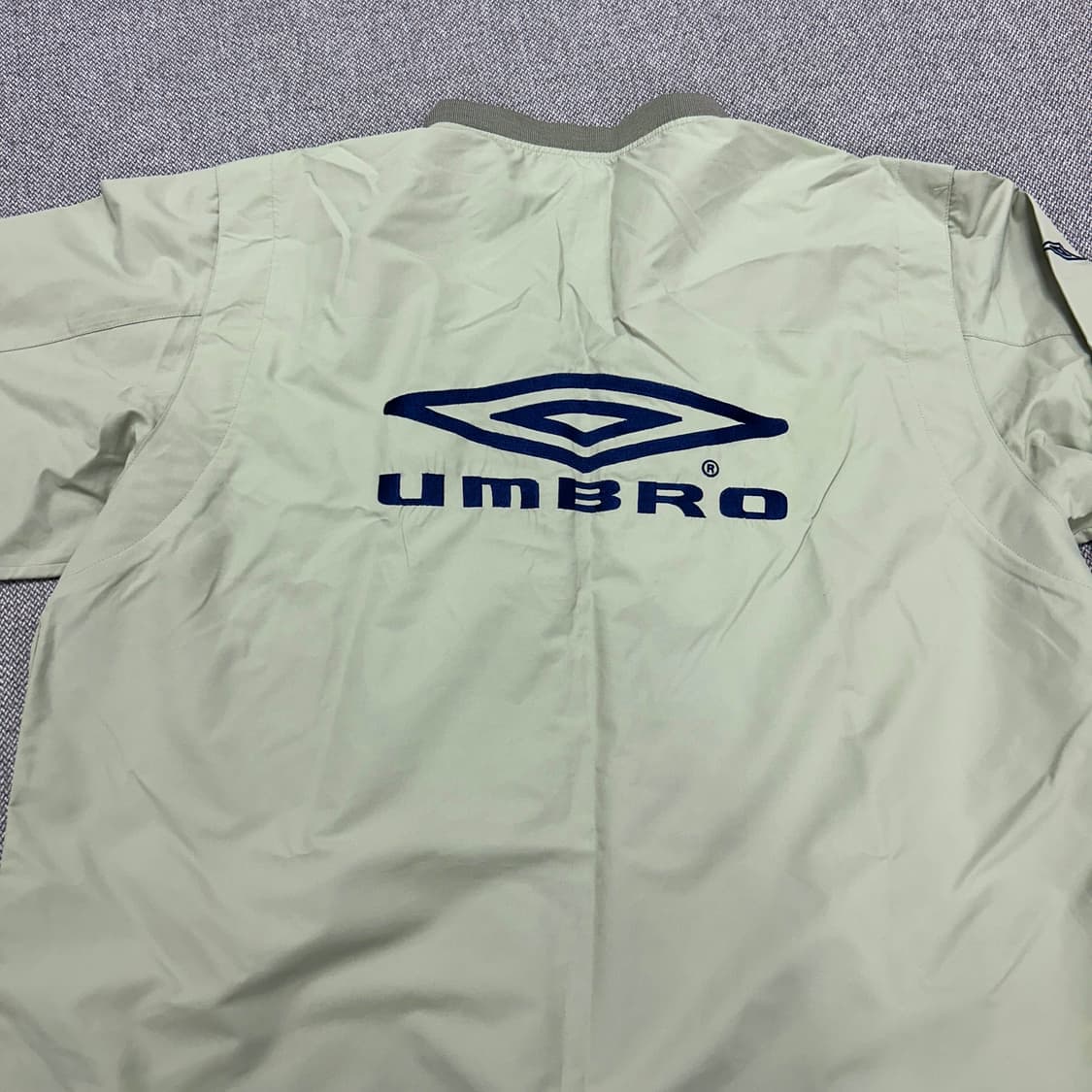 엄브로 올드스쿨 빅로고 브이넥 웜업(105) 상품이미지7