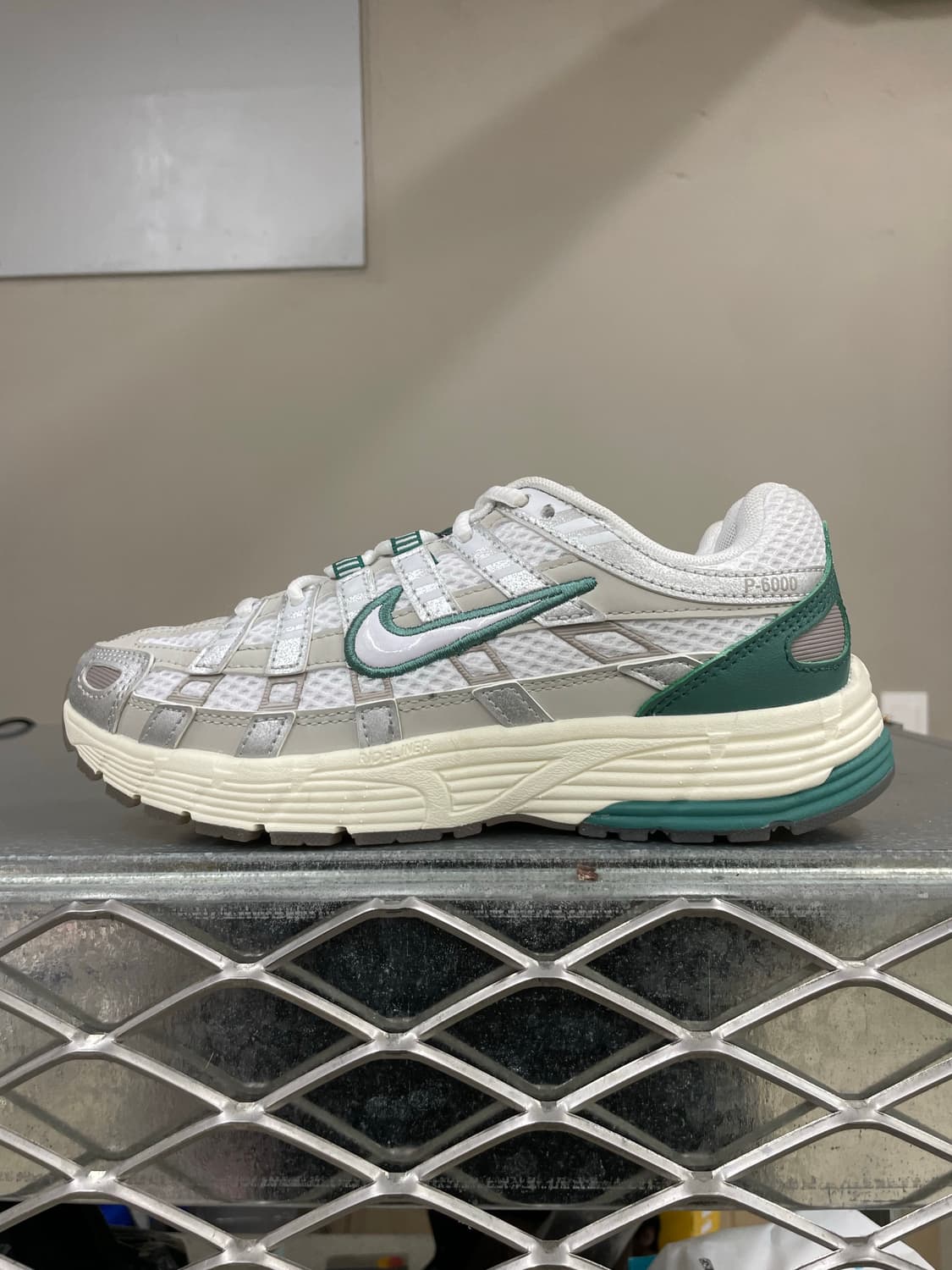 나이키 P-6000 메탈릭 실버 235 상품이미지1
