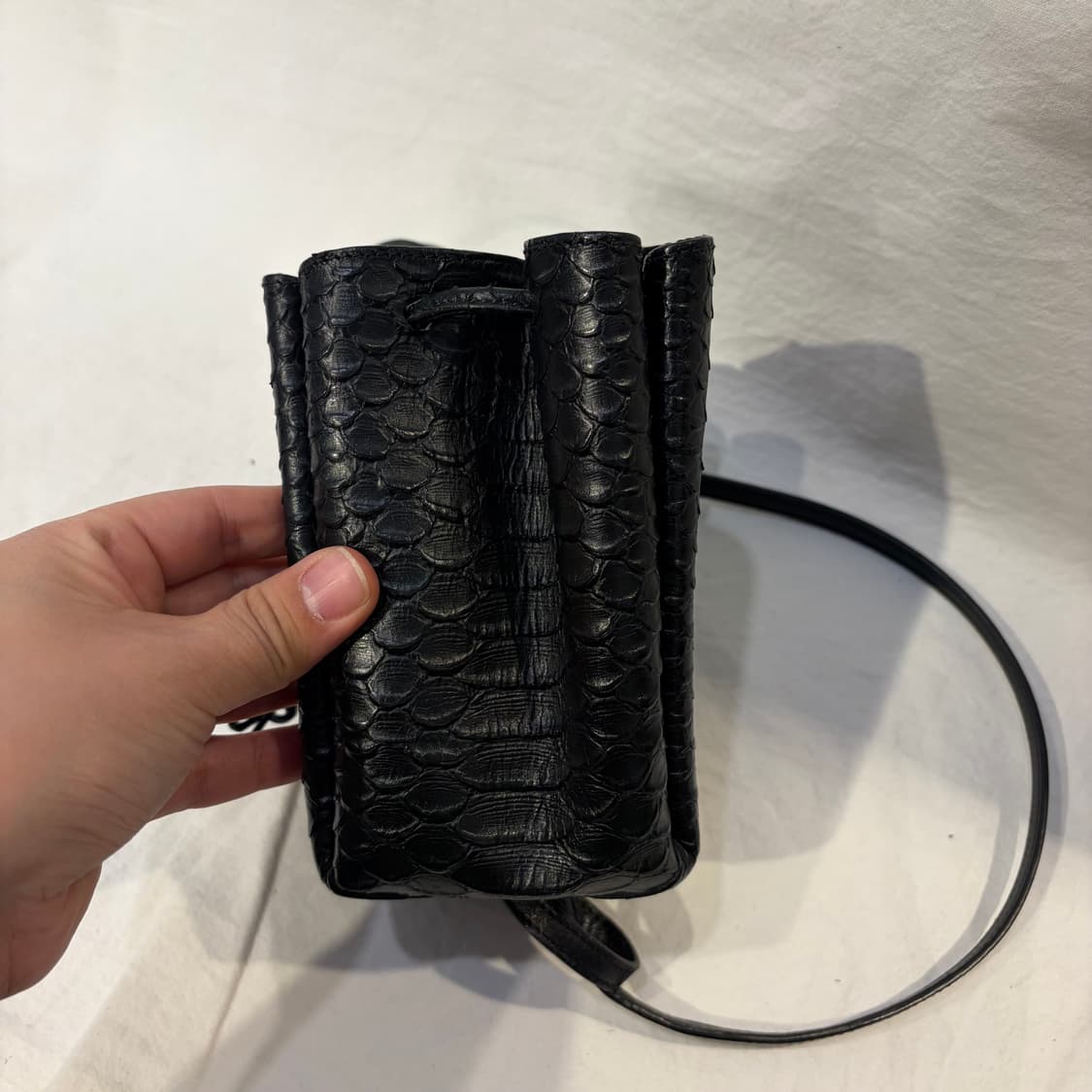 생로랑 파이톤 엠보싱 미니 모노그램 버킷백 크로스백가방 상품이미지5