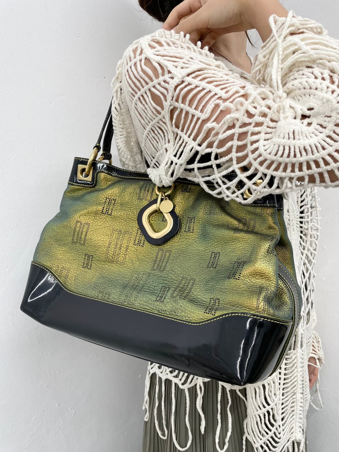 닥스 페어리 로고 참 숄더백 상품이미지2