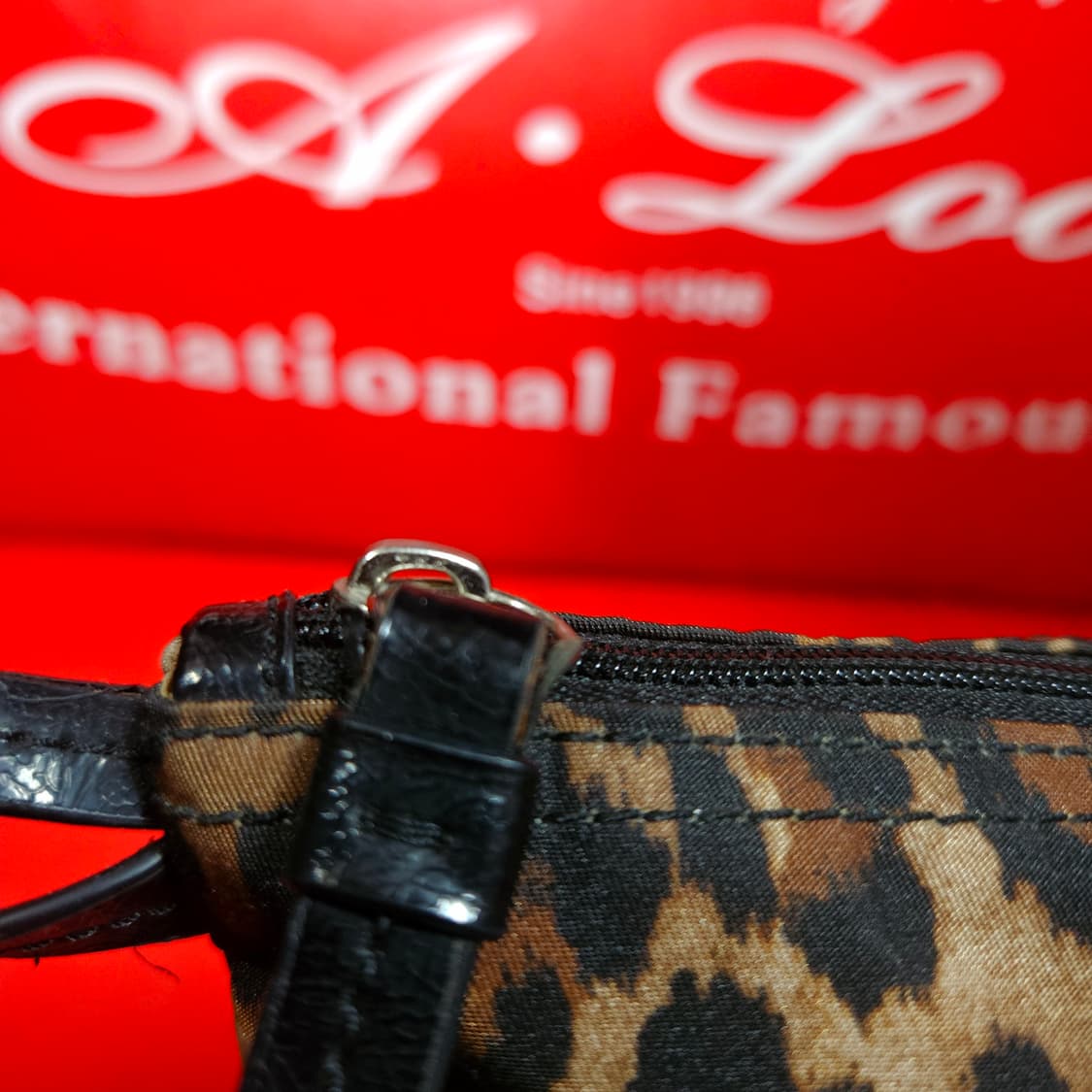 코치(COACH) 레오파드 핸들 파우치백 상품이미지3