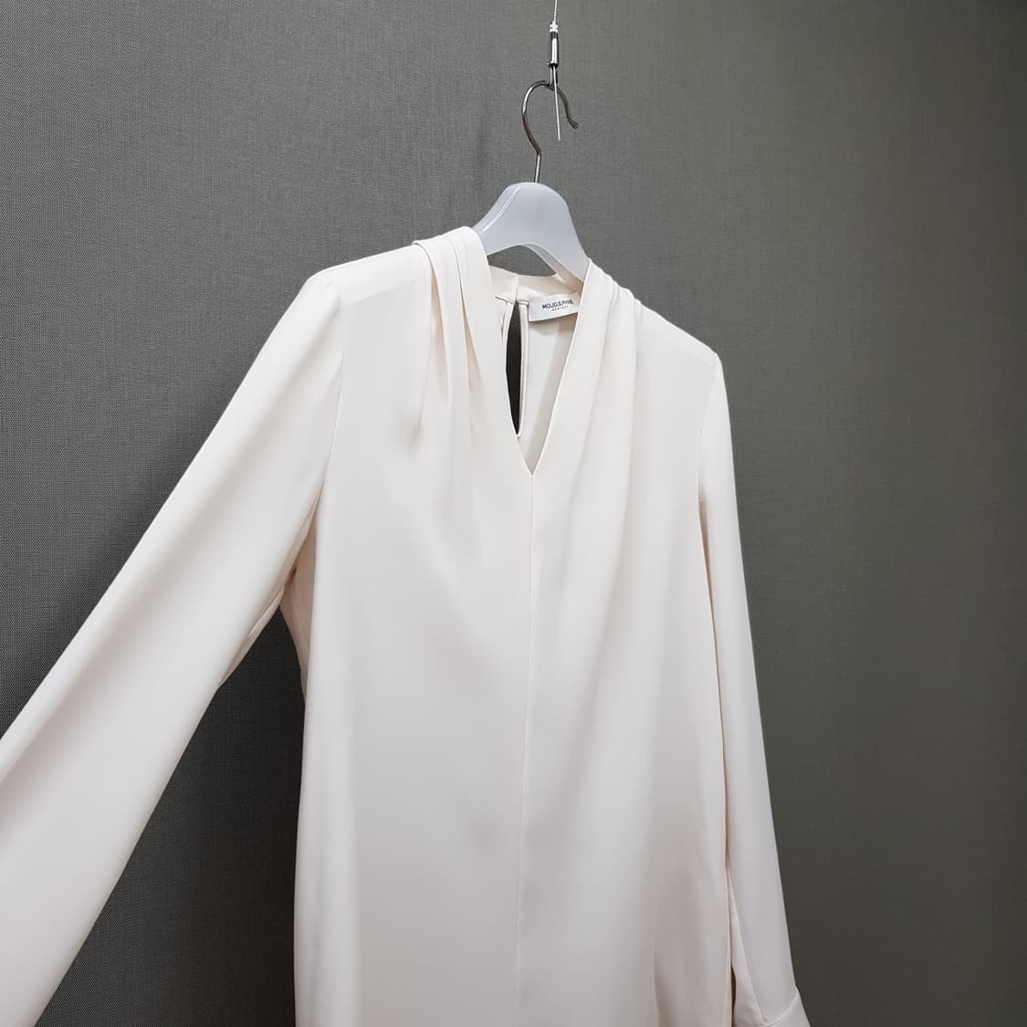 모조에스핀 V넥 스카프 디테일 블라우스 S사이즈 상품이미지3