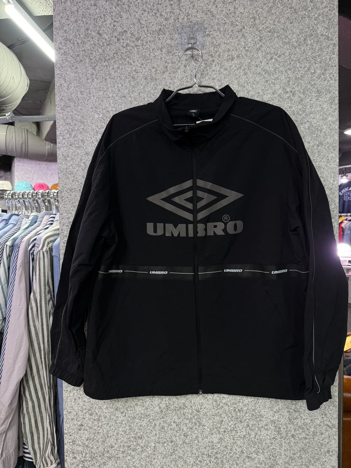 엄브로 블랙 빅로고 바람막이 자켓 B4364 상품이미지2