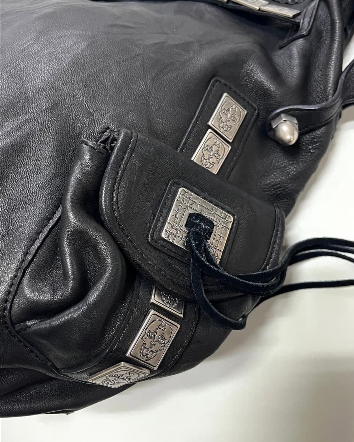 THOMAS WYLDE 스컬 벨트 레더백 상품이미지5