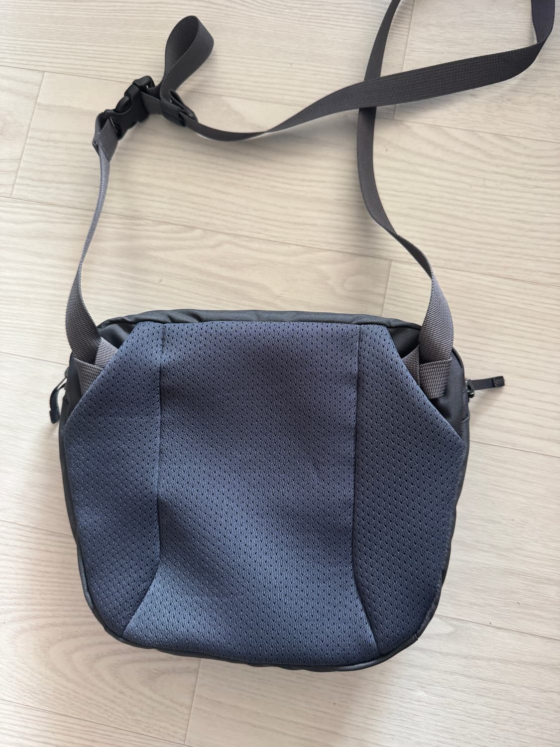 아크테릭스 멘티스 그레이 크로스백 상품이미지3