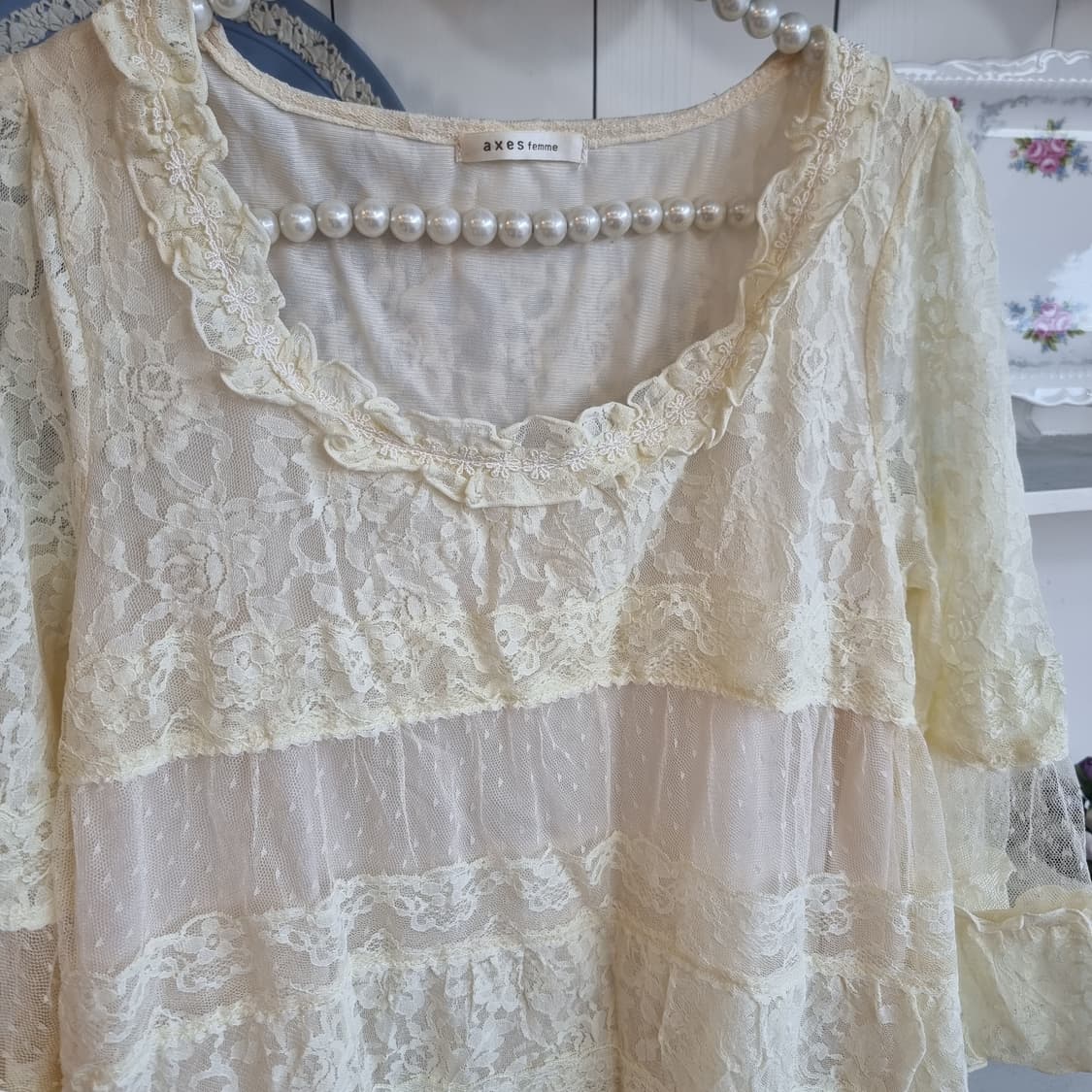 axes femme(엑시즈팜) 크림 아이보리 레이스 캉캉 튜닉 블라우스 상품이미지4