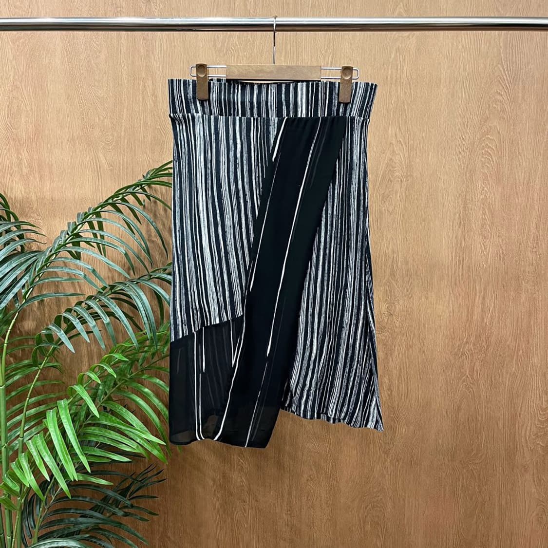 도나카란 뉴욕 미디 스커트 플리츠 믹스 스트라이프 레이어 디테일 블랙 상품이미지1