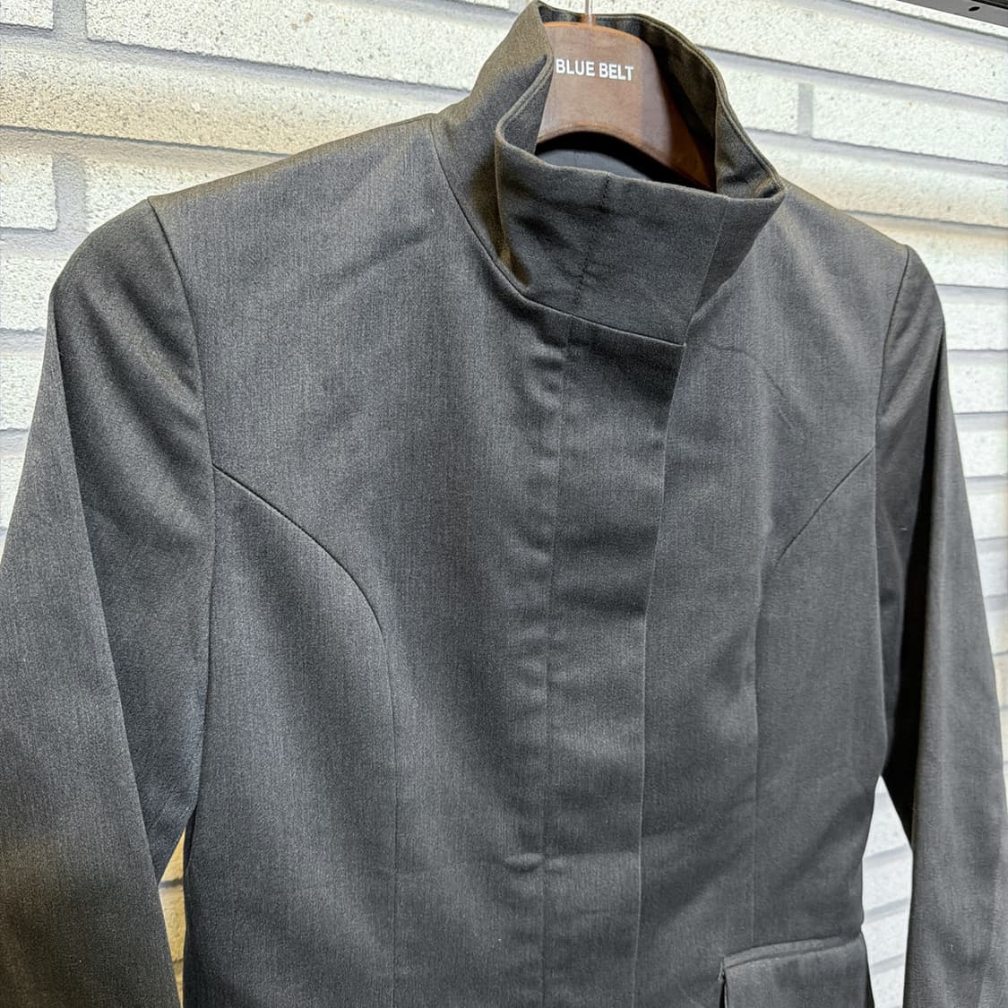 오조크 스탠카라 미니멀 자켓 커브드 절개 디테일 슬림핏 차콜 상품이미지4