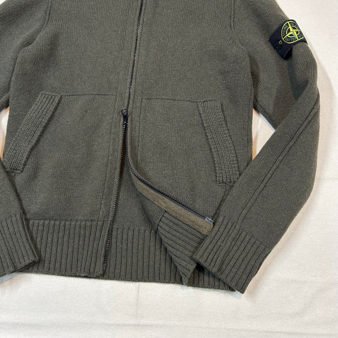 S) 스톤아일랜드 2way 지퍼 울 스웨터 올리브 상품이미지3