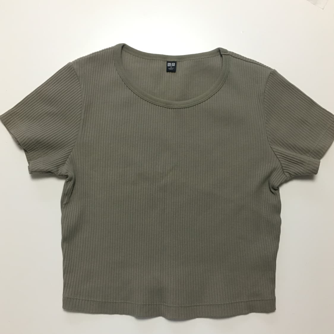 유니클로 크롭 반팔 카키색 상품이미지2