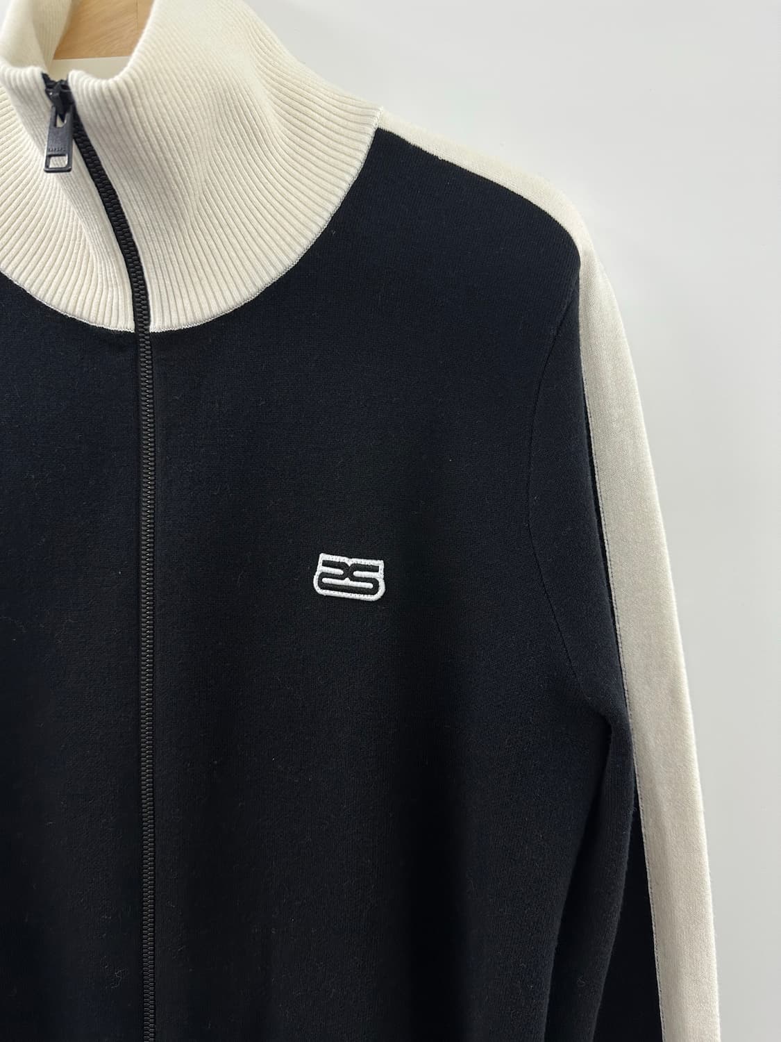 산드로 옴므 로고 집업 스웨터 (M, 새상품) 상품이미지3