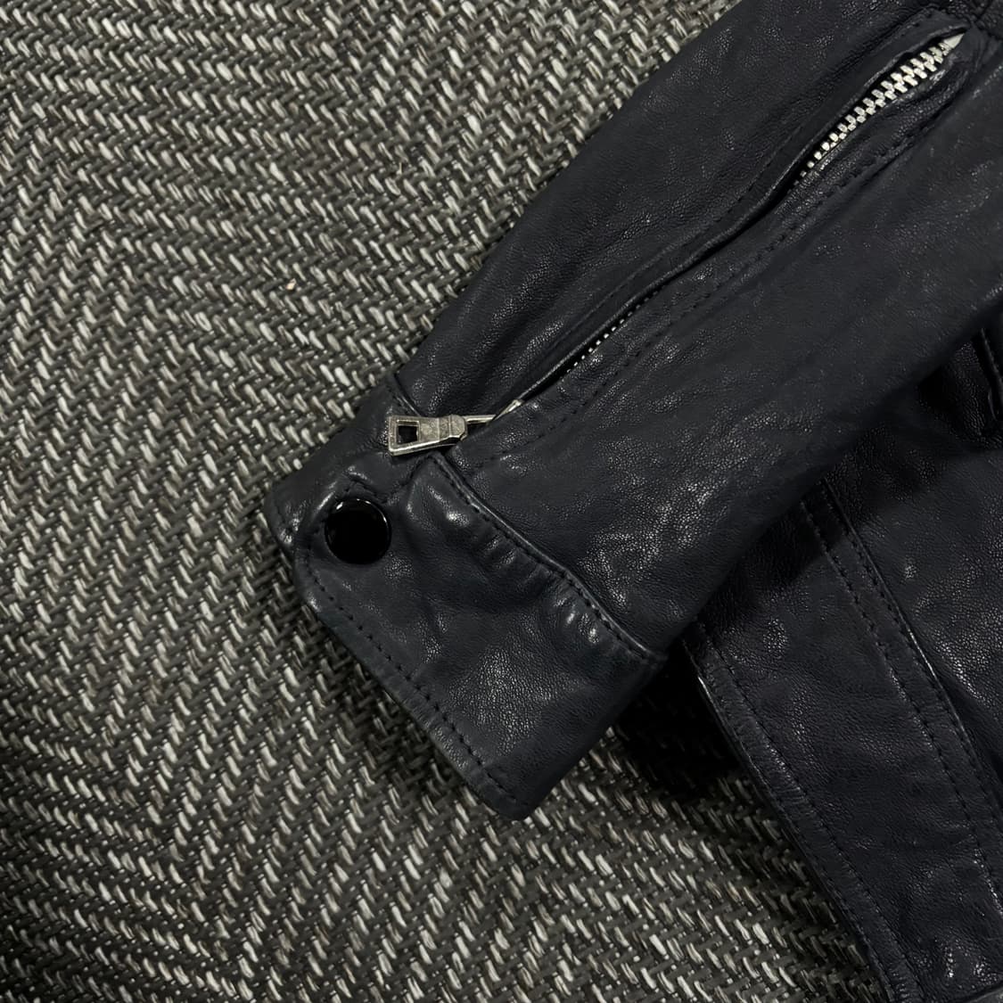 슬림 크로스 베지터블 램스킨 자켓 차콜레이비 상품이미지5