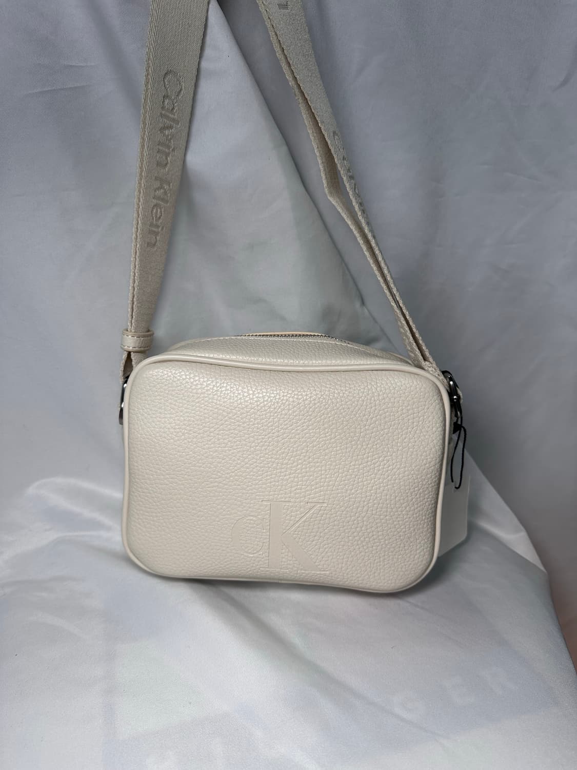 🧳캘빈클라인 카메라백 상품이미지1