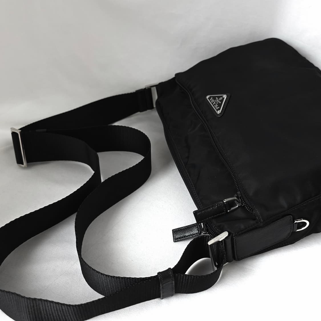 [정품 PRADA] 프라다 사피아노 투지퍼 나일론 크로스백 남녀공용 상품이미지3