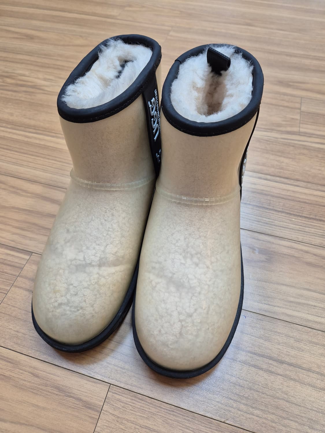 투명한 디자인이 매력적인 UGG 클리어 부츠입니다. EU37 사이즈로,  상품이미지1
